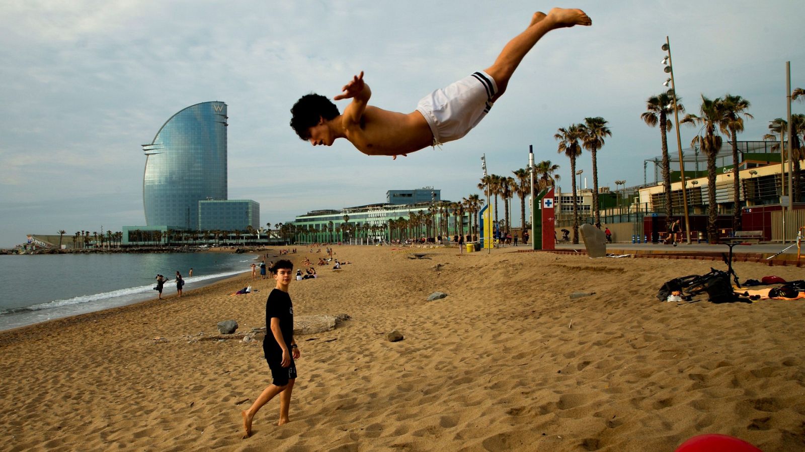 La Fase 2 ya permite bañarse, pasear o tomar el sol en la playa, aunque también con limitaciones