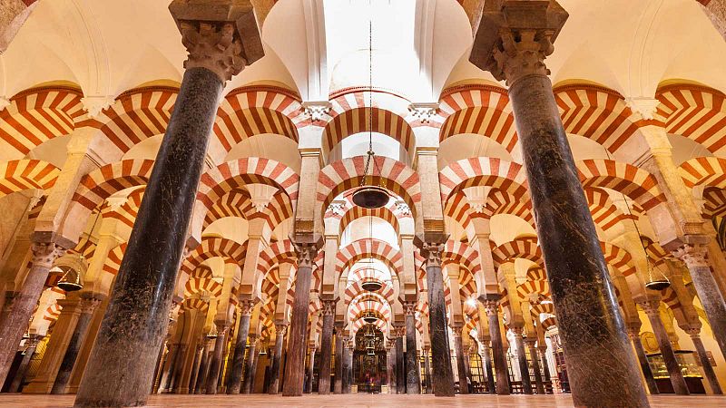 La Mezquita de Córdoba reabre con nuevo horario, un tercio del aforo y controles de temperatura a los visitantes