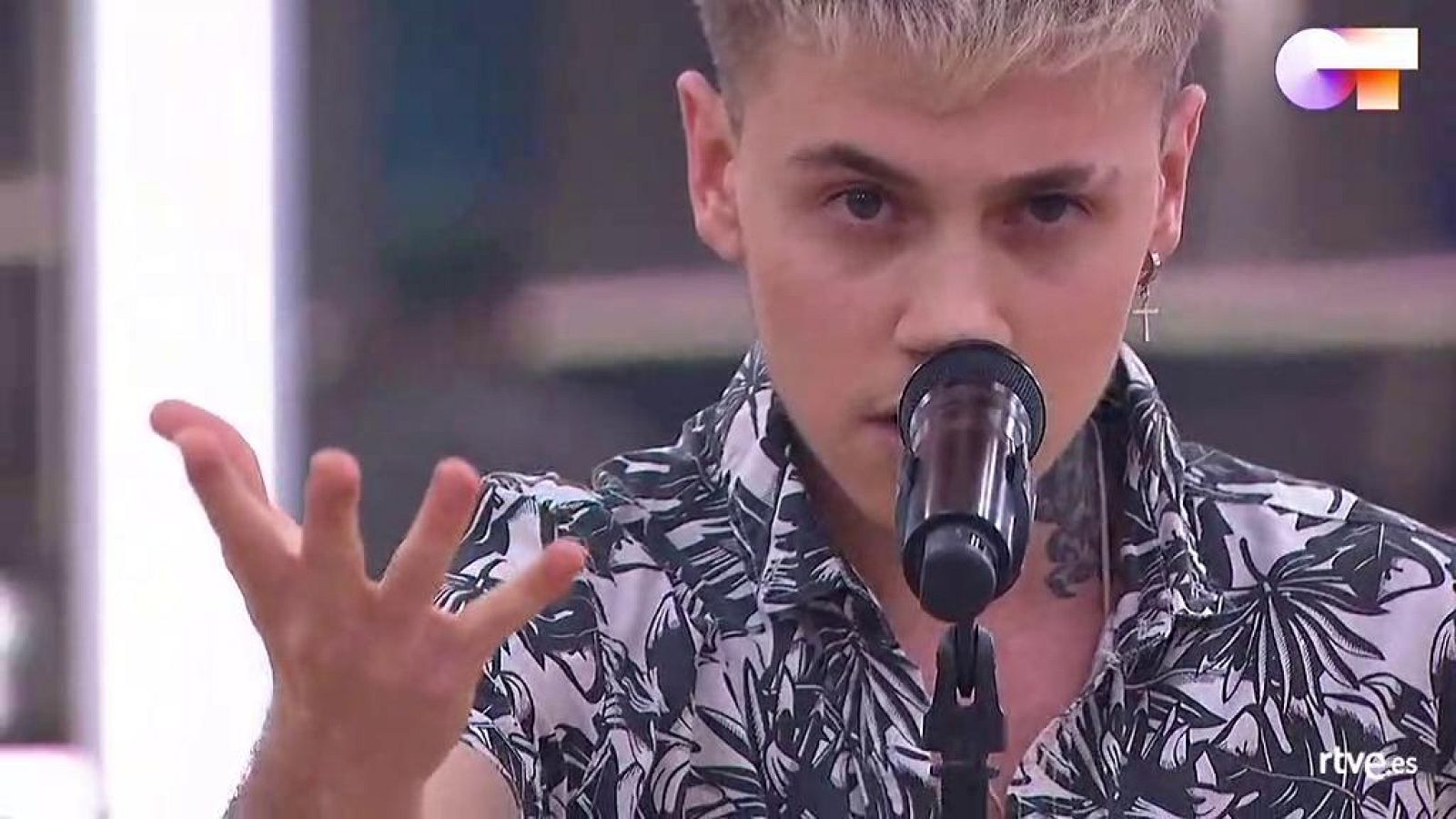 Hugo canta "La leyenda del tiempo", de Camarón de la Isla, en el segundo pase de micros de la Gala 11 de Operación Triunfo 2020