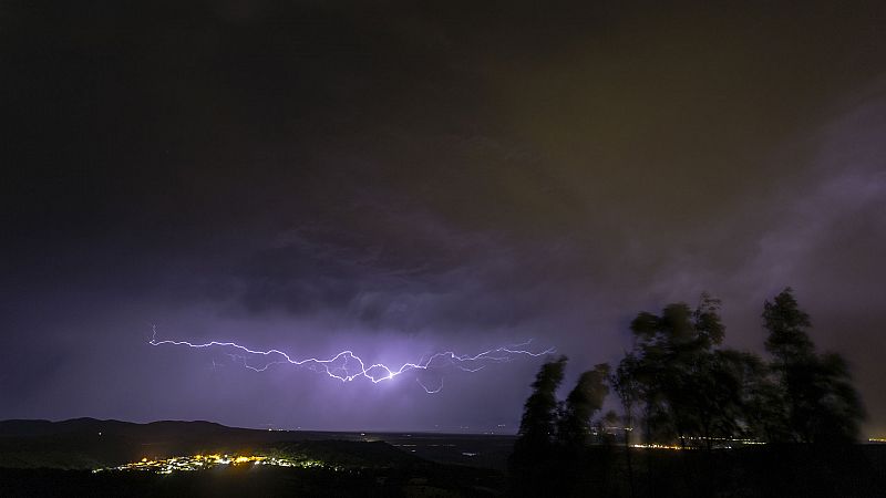 Chubascos y tormentas cerca de los sistemas Central e Ibérico - Ver ahora