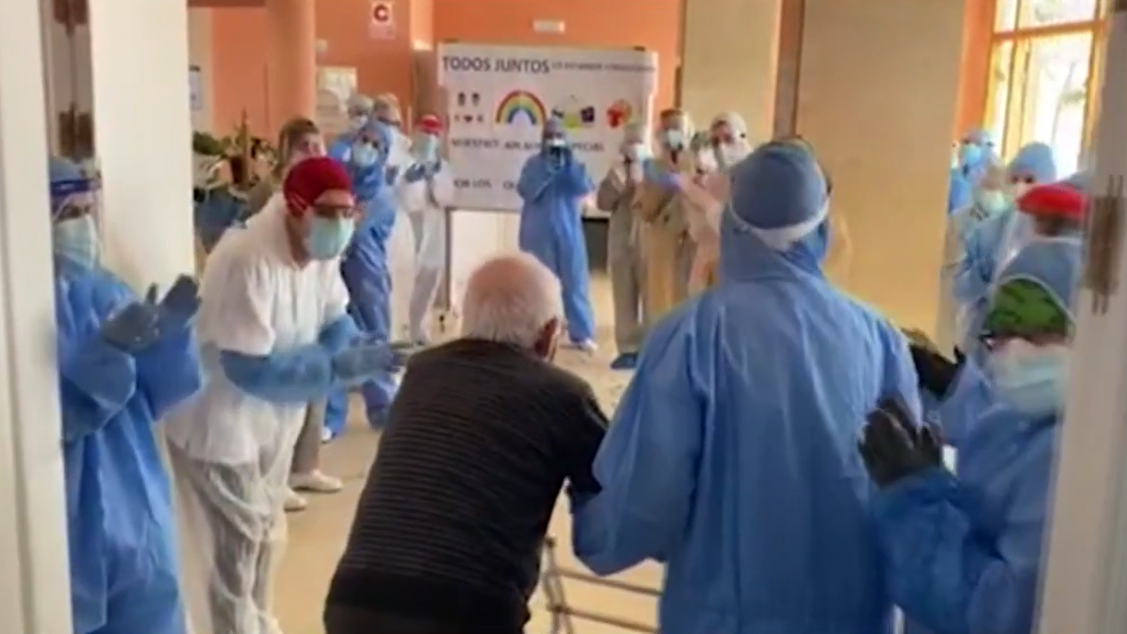 Así ha sido el recibimiento de Iván, un anciano de 98 años que ha vuelto a su residencia tras superar el COVID-19 - RTVE.es - Telediario 1 | Ver