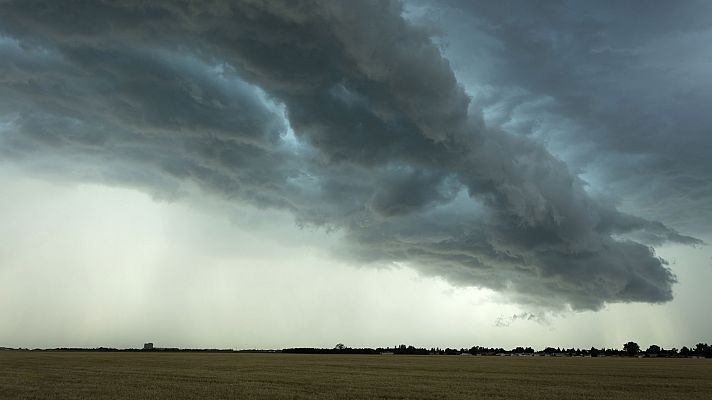 Fuertes chubascos en los sistemas Central e Ibérico, y temperaturas altas en Canarias