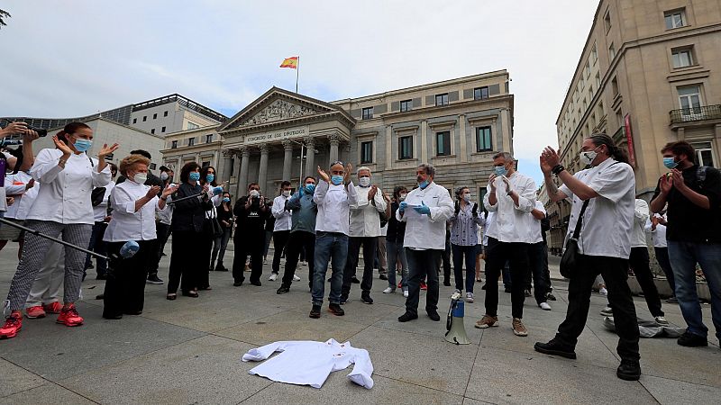 Cerca de doscientos chefs, algunos con Estrella Michelin, protestan ante el Congreso para pedir diálogo al Gobierno