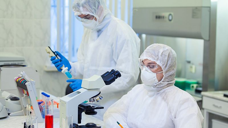 El Consejo de Ministros ha aprobado este martes una autorización especial para la construcción en los laboratorios españoles de virus recombinantes basados en el genoma del SARS-CoV-2, el virus que causa la enfermedad COVID-19. Además, se ha ampliado