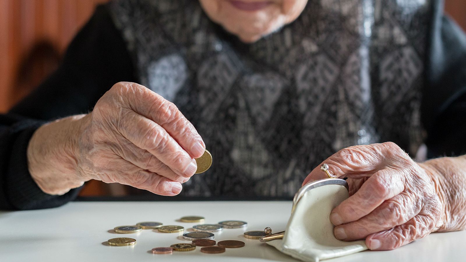 Las muertes por coronavirus reflejan una caída en el gasto de las pensiones