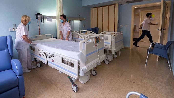 Telediario 1 - Sanidad reduce en casi 2.000 personas la cifra total de fallecimientos con coronavirus en España