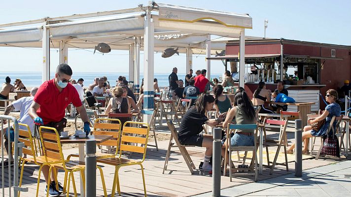 Telediario 1 - La reapertura de fronteras anima al turismo español