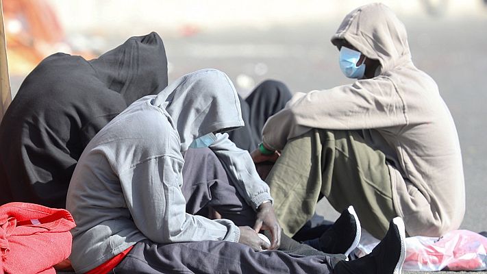Telediario 1 - Sindicatos policiales y ONG reclaman un protocolo claro de cuarentena para los inmigrantes que llegan a Canarias