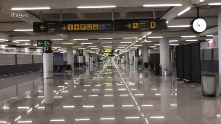 Especial Coronavirus - Pasillos desiertos en el aeropuerto de Palma