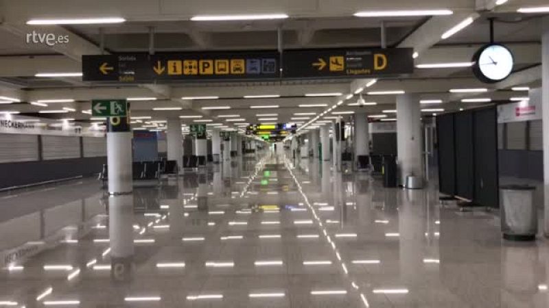 Pasillos desiertos en el aeropuerto de Palma