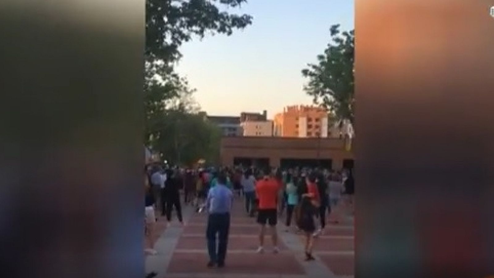 Decenas de personas se concentran ante la Comandancia de Madrid en apoyo a Pérez de los Cobos