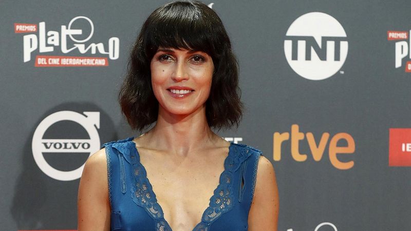 Nerea barros cambia la etiqueta de la alfombra roja por el epi de enfermera