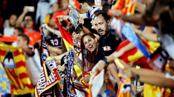 Mientras el fútbol vuelve sin público, equipos como el Valencia compensan a sus abonados