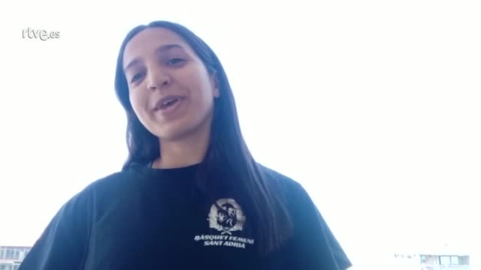 Helena López celebra el ascenso del Sant Adrià