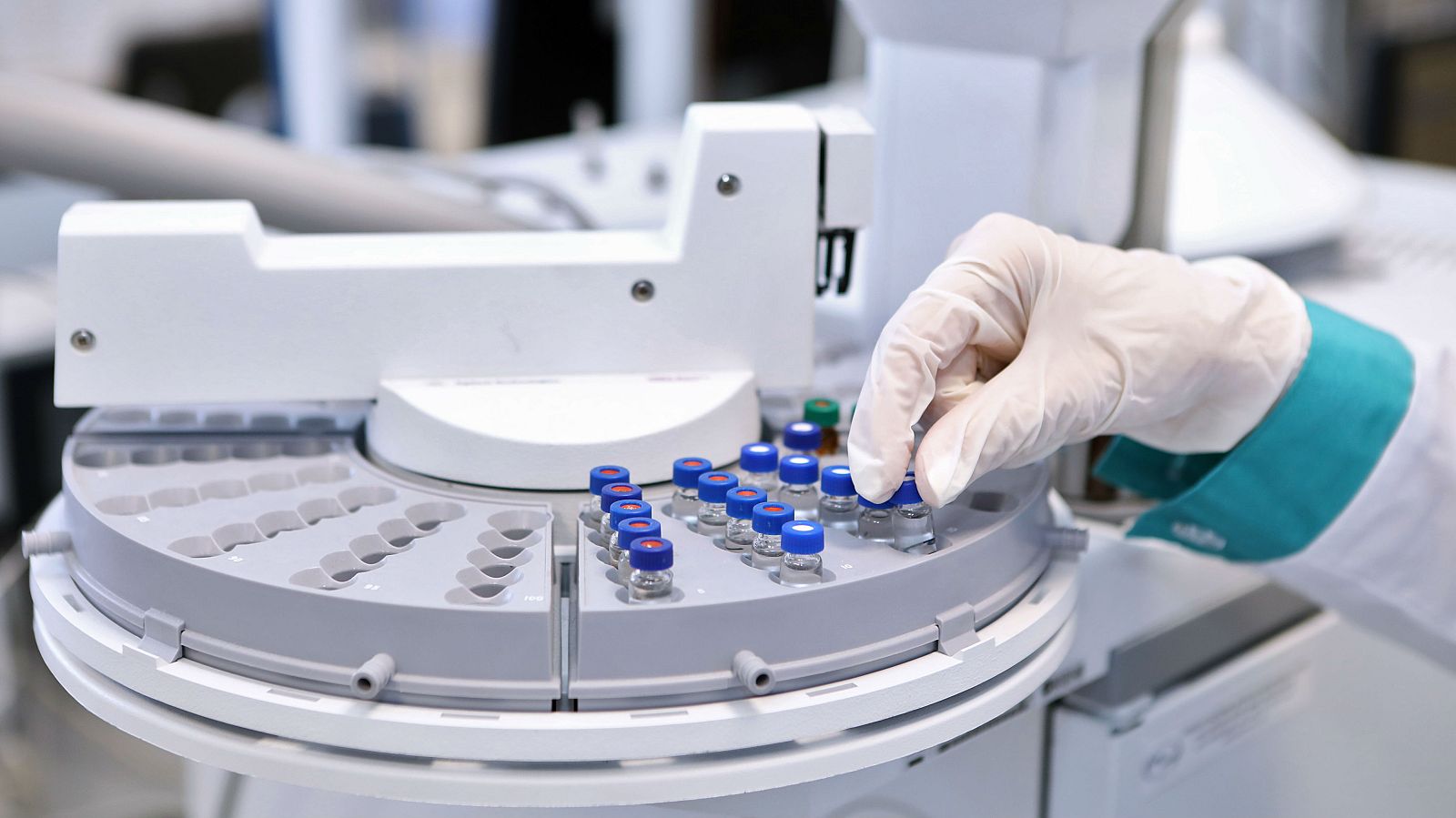 Dos de cada diez estadounidenses estarían en contra de vacunarse contra el COVID-19, según un estudio - RTVE.es - Telediario 1 | Ver