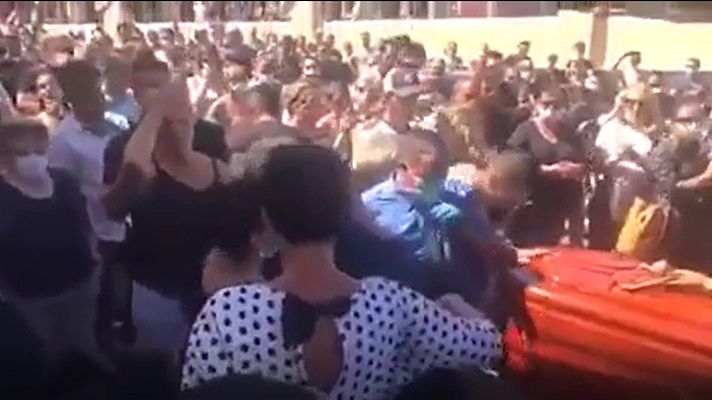Telediario 1 - Polémica por un entierro multitudinario en Tenerife