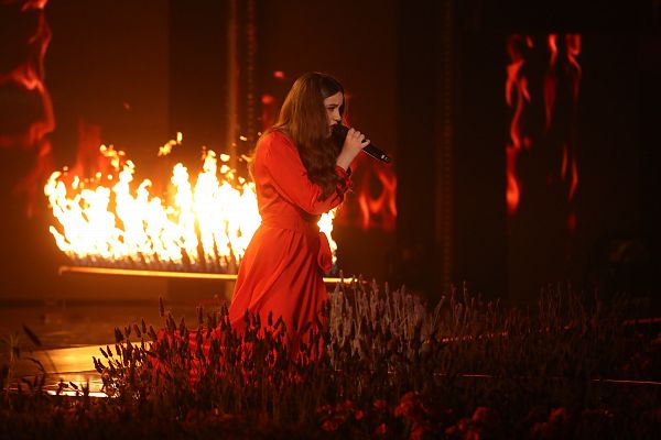 Eva canta "Nothing Else Matters" en la Gala 11