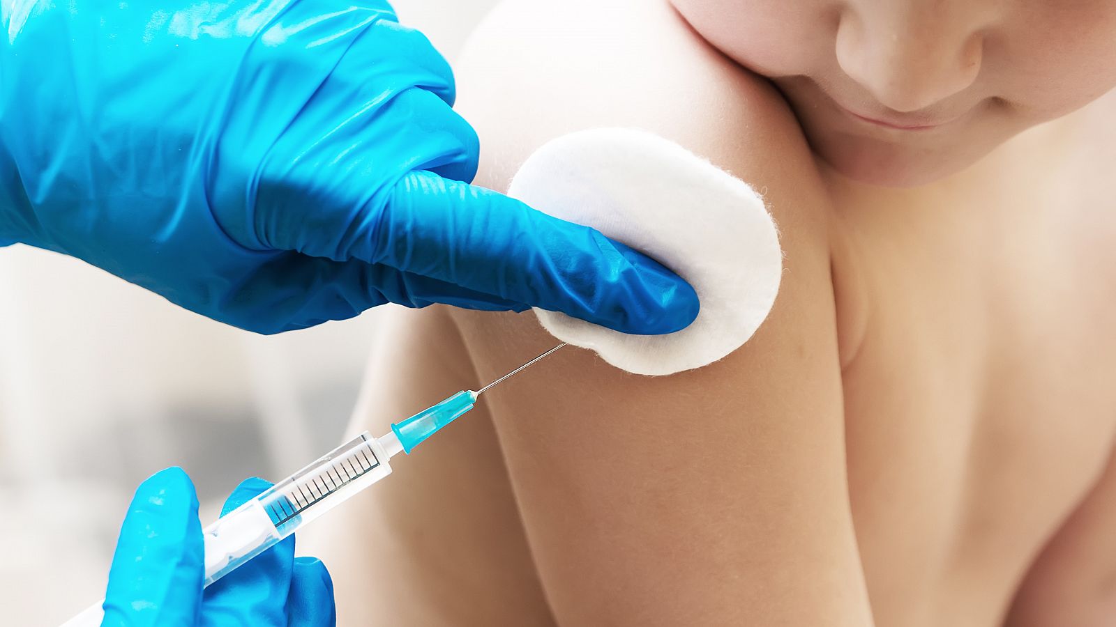 El Ministerio de Sanidad ha constatado que desde el inicio de la pandemia de coronavirus, durante los meses de marzo y abril, se ha producido un descenso en el número de dosis administradas de vacunas, con lo que ha estimado necesario restablecer de 
