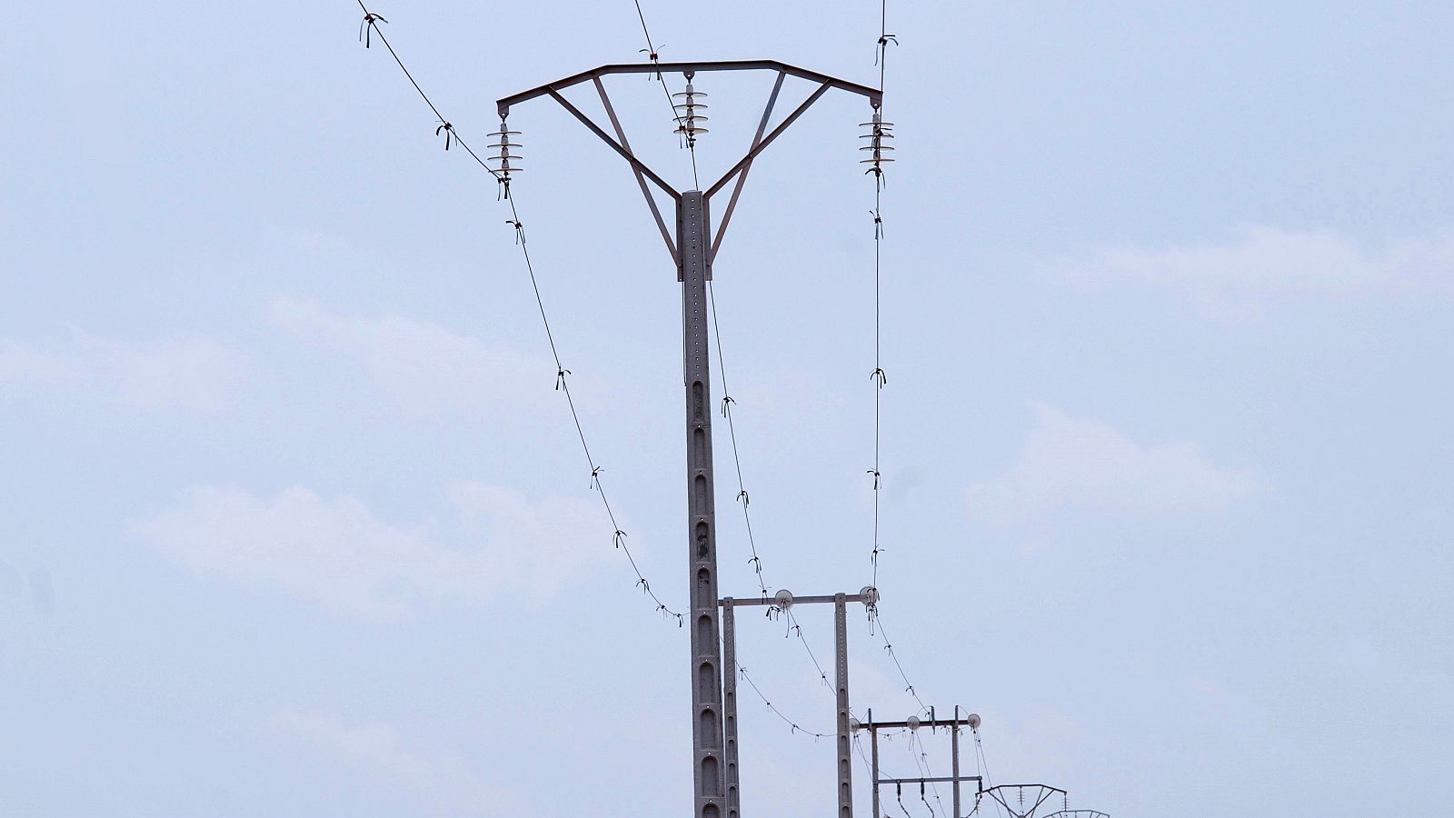 ¿Cómo llega la luz a los pueblos de difícil acceso? | Ver