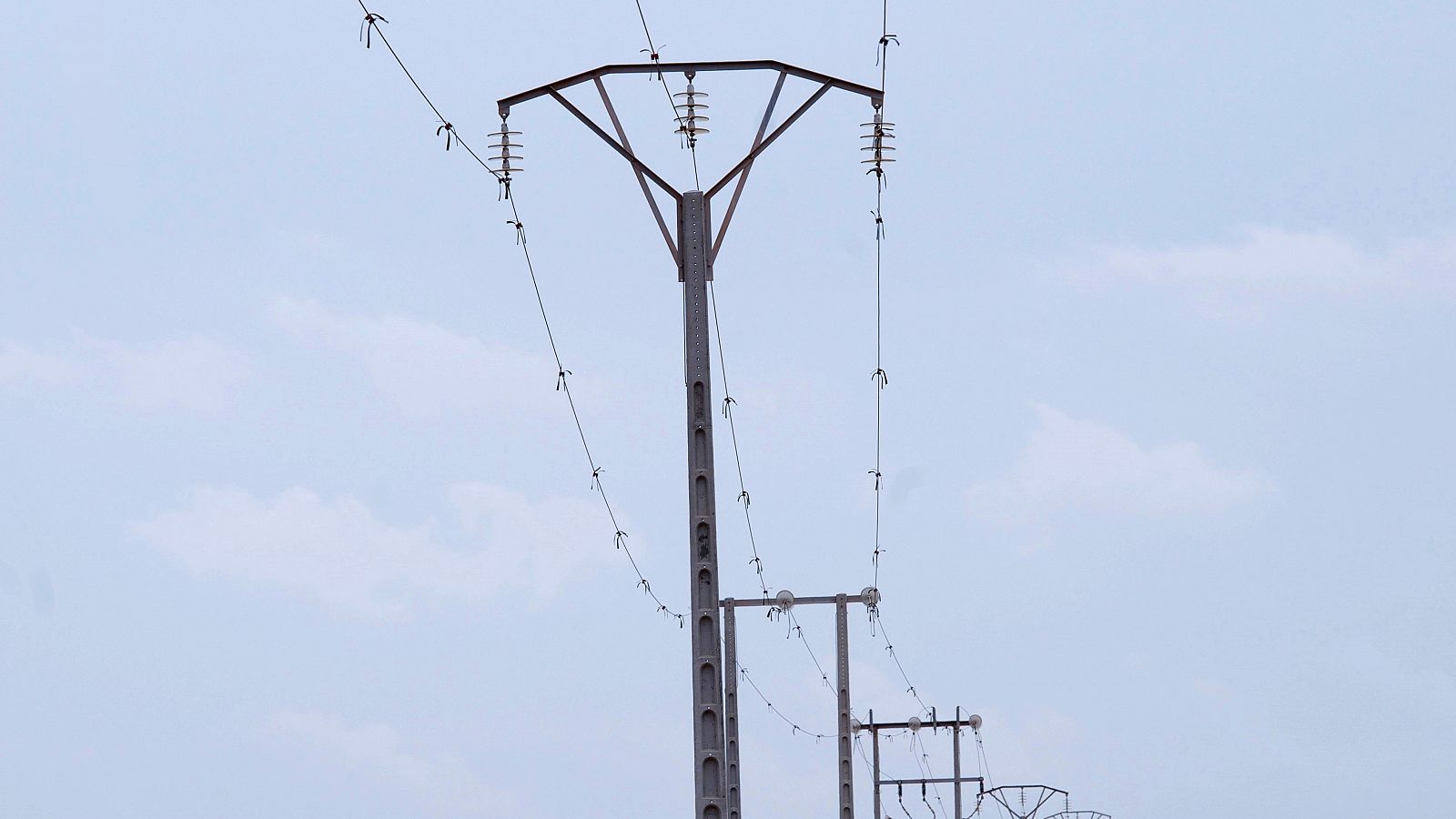 ¿Cómo llega la luz a los pueblos de difícil acceso? | Ver