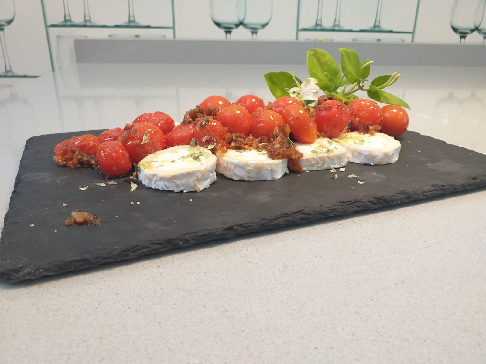 Tomatitos asados al orégano con queso