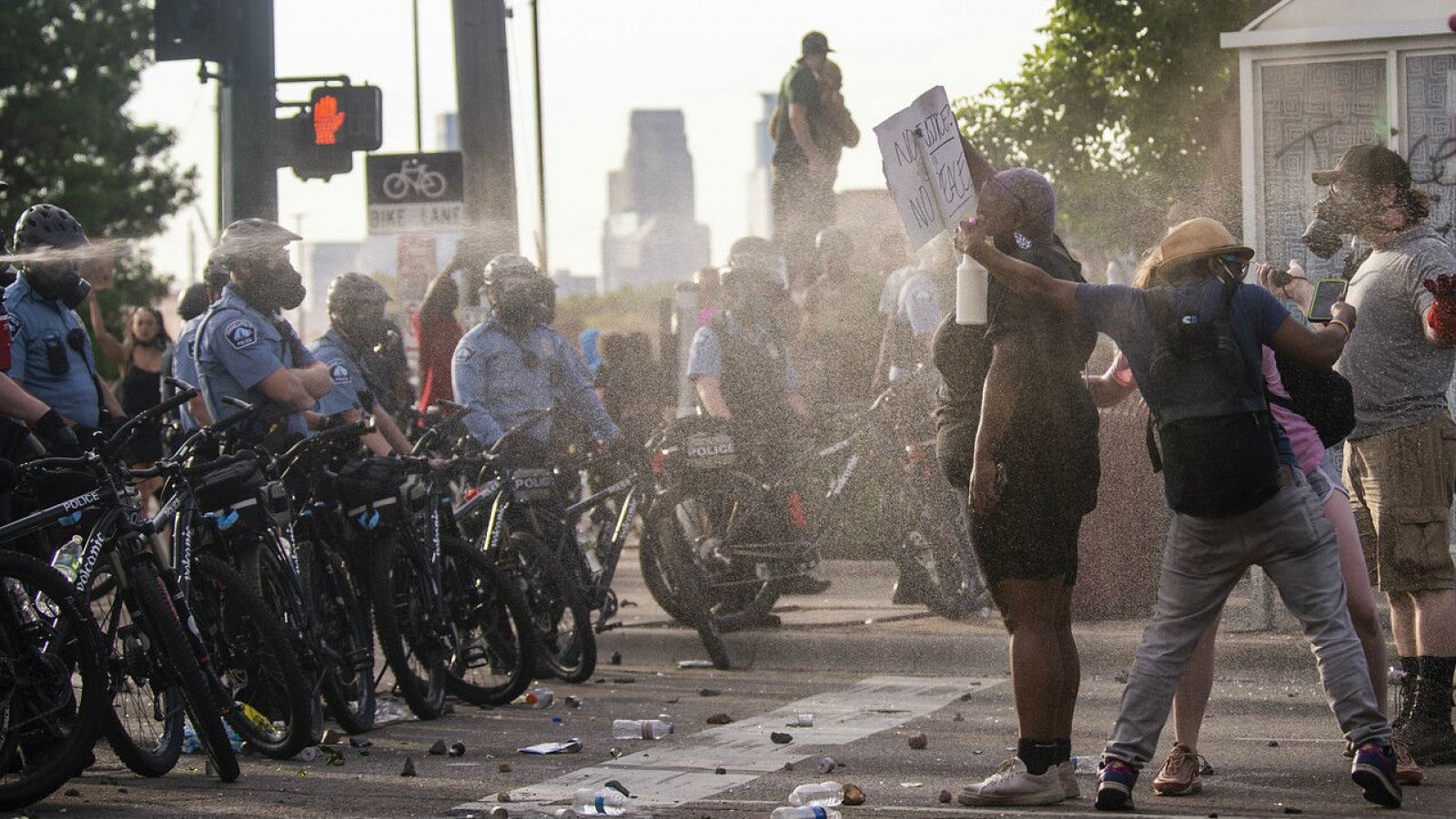 Continúa la escalada de las protestas por la muerte de un afroamericano muerto bajo custodia policial - RTVE.es - Telediario 1 | Ver