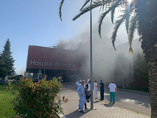 Telediario 1 - Un incendio en el sótano del Hospital del Hellín obliga a desalojar a 150 personas