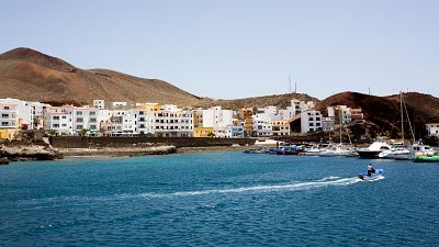 Las islas canarias de La Gomera, El Hierro y La Graciosa, adems de la isla balear de Formentera pasarn el prximo lunes a la Fase 3 de la desescalada, dada la buena evolucin de la epidemia de coronavirus en ellas. Las cuatro islas llevan al menos