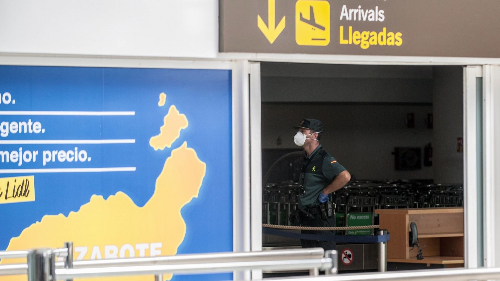 Coronavirus | Viajeros de un vuelo de Madrid a Lanzarote, en cuarentena por un pasajero positivo en Covid-19