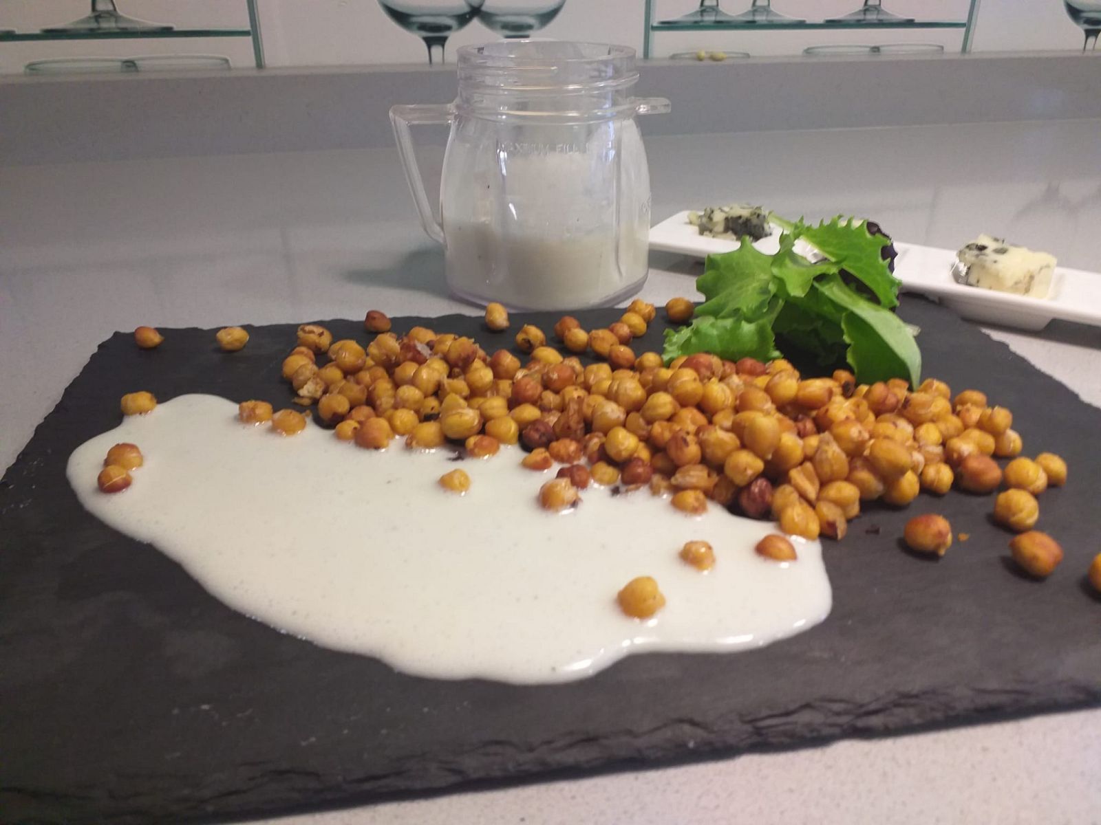 Receta de snack de garbanzos crujientes con salsa de yogur y queso azul | Ver