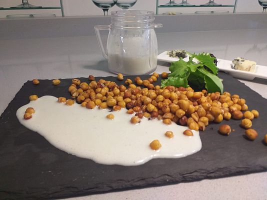 Garbanzos crujientes con salsa de yogur y queso azu