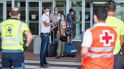 Un viajero con Covid-19 se salta el aislamiento para volar de Madrid a Lanzarote