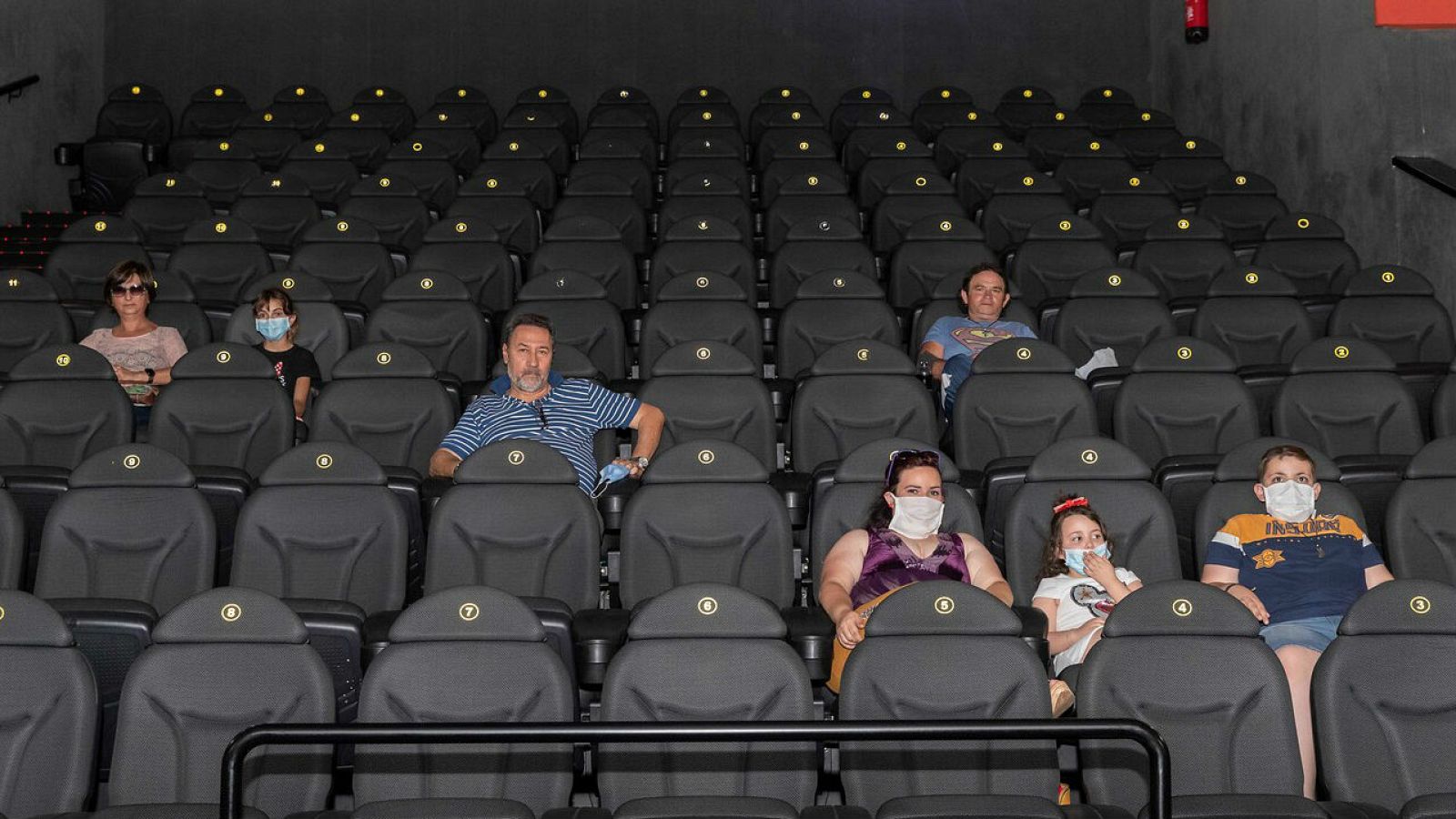 Un cine de Lorca es el primero en reabrir en la Fase 2 tras el coronavirus - RTVE.es - Telediario 1 | Ver