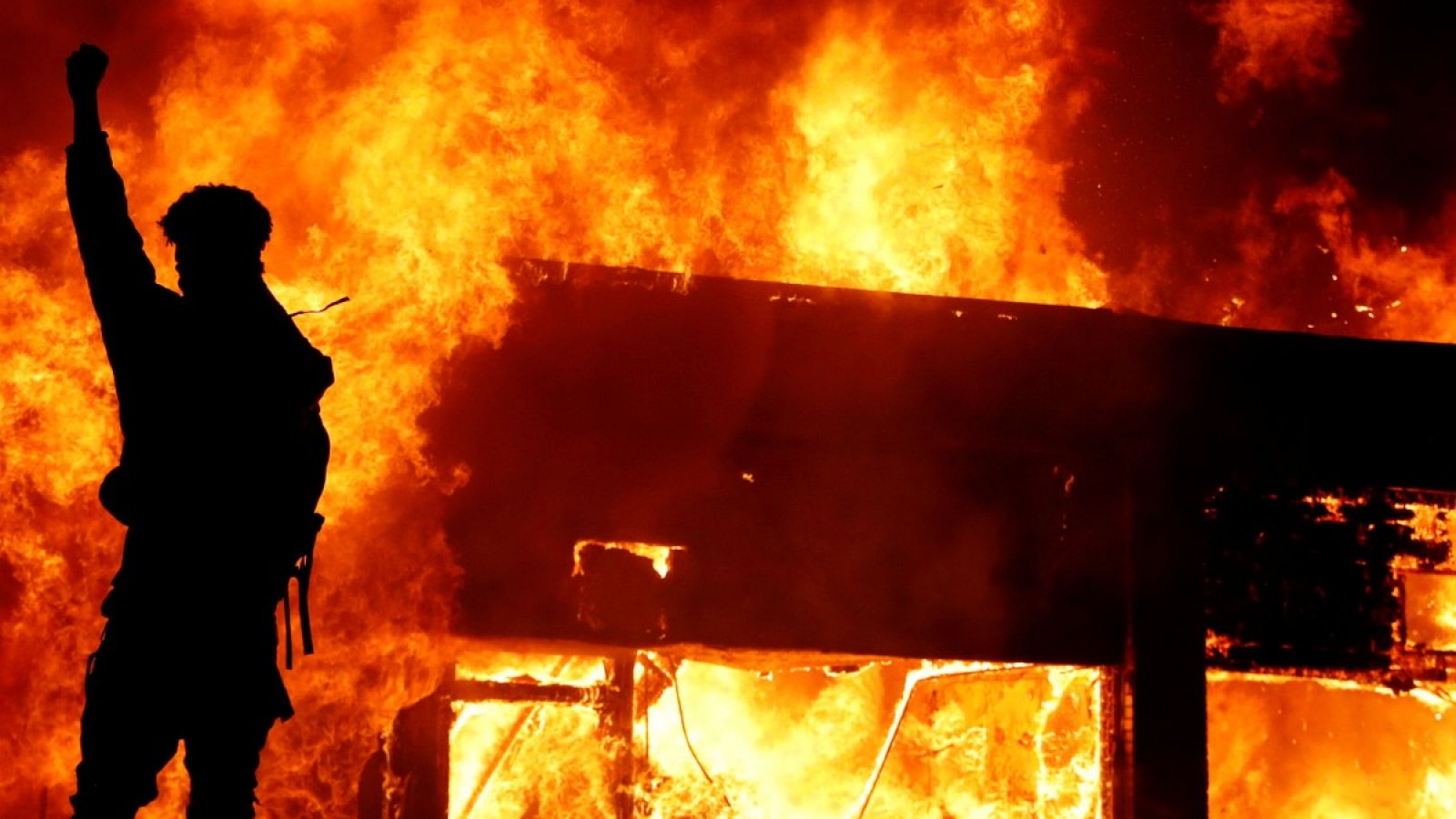 Los disturbios por la muerte de Floyd se extienden y Mineápolis declara el toque de queda