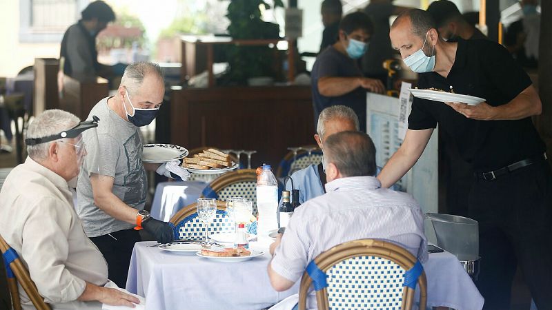 Las terrazas se llenan en el arranque de la Fase 1 en Madrid - RTVE.es - Telediario 1 | Ver