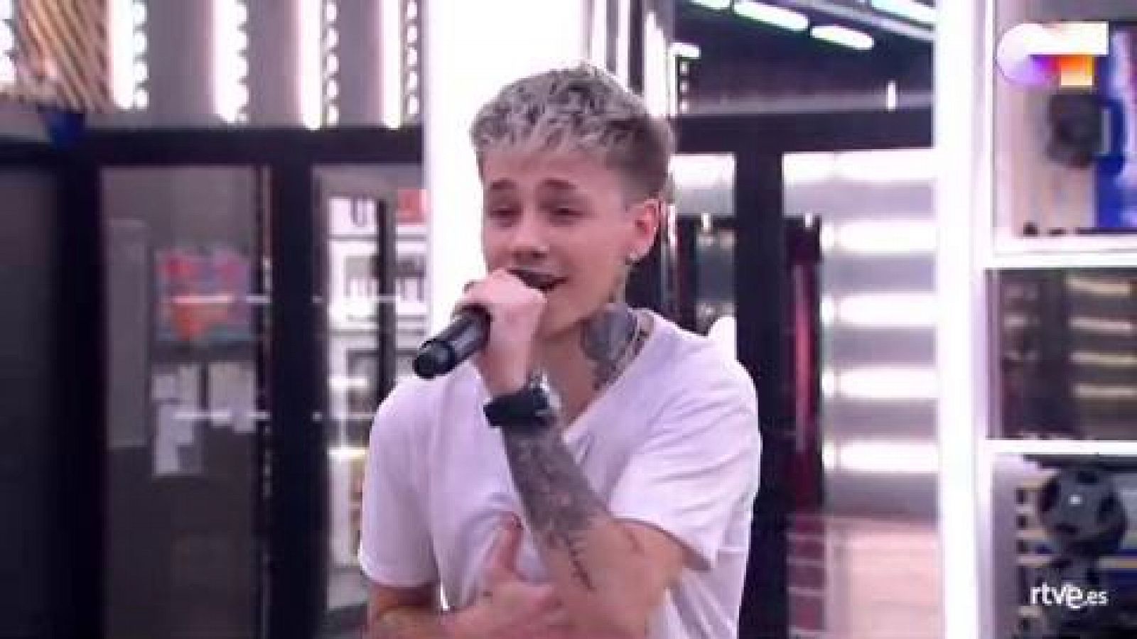 Hugo y Miki Núñez cantan "Me vale", de Miki Núñez, en el primer pase de micros de la Gala 12 de Operación Triunfo 2020