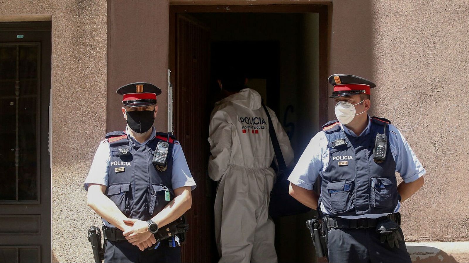 Esplugues guarda un minuto de silencio en repulsa por el crimen de una mujer - RTVE.es - Telediario 1 | Ver