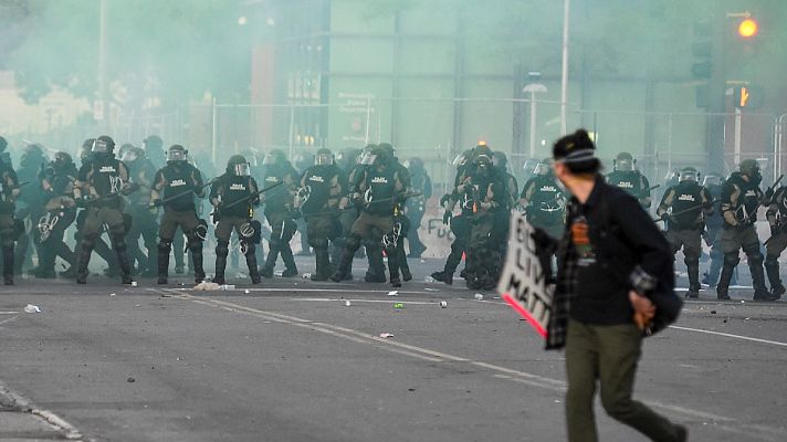 Informativo 24h - La policía de Mineápolis carga contra manifestantes y periodistas tras saltarse el toque de queda