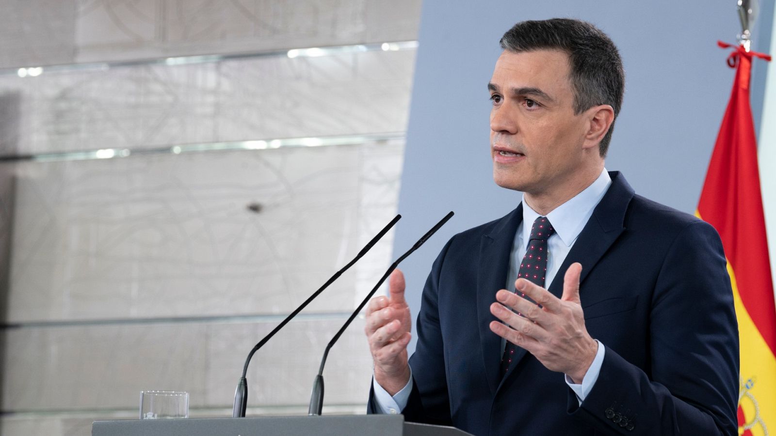 Sánchez: "A todos les pido que usen la bandera de España como una bandera de paz y futuro, nunca como división ni provocación"