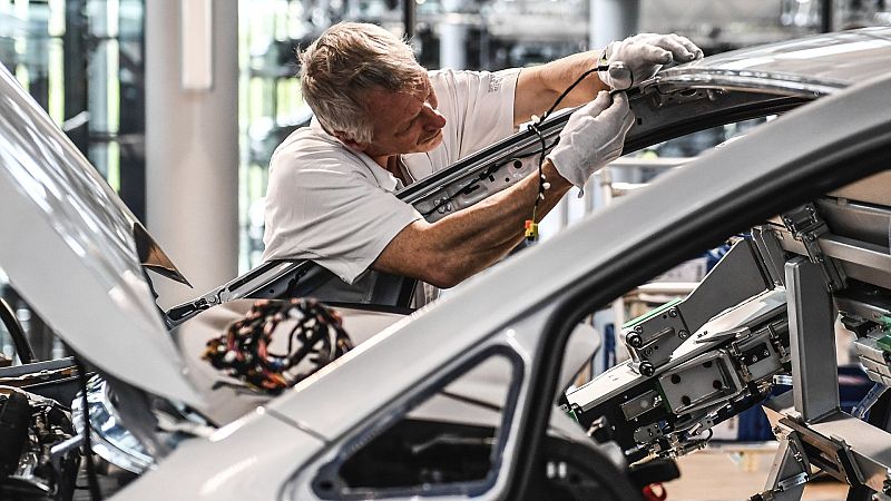 Sánchez anuncia un "importante programa" de estímulo para el sector de la automoción