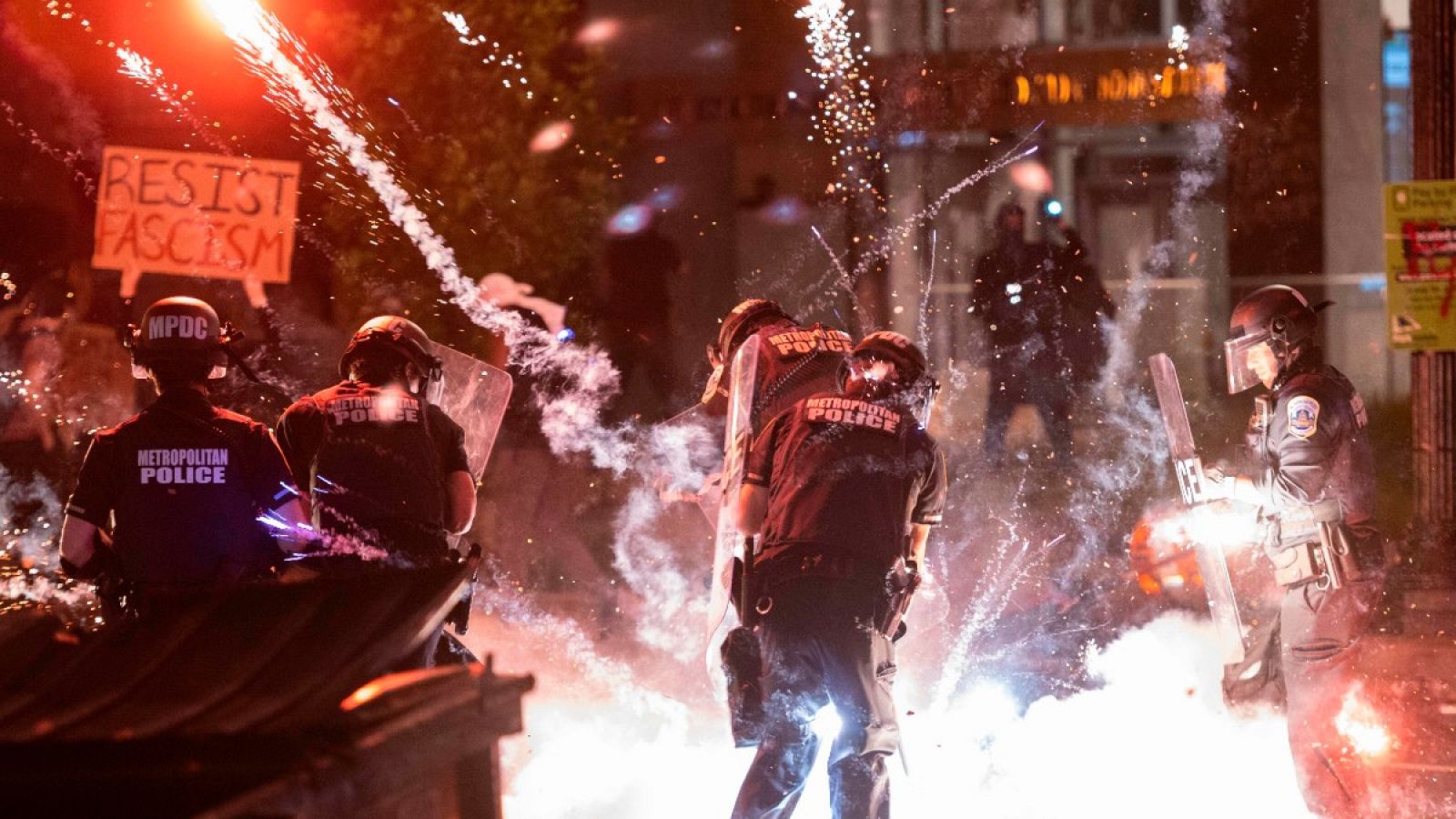 Estados Unidos | Enfrentamientos entre manifestantes y policías en la quinta noche de protestas por la muerte de Floyd