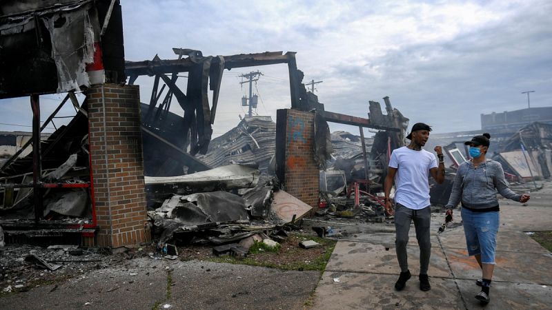 Incendios y edificios destruidos: las protestas dejan un panorama desolador en las calles de Mineápolis