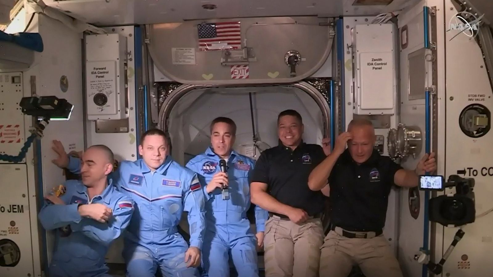 Space X | La primera nave comercial espacial llega con éxito a la Estación Espacial Internacional - RTVE.es