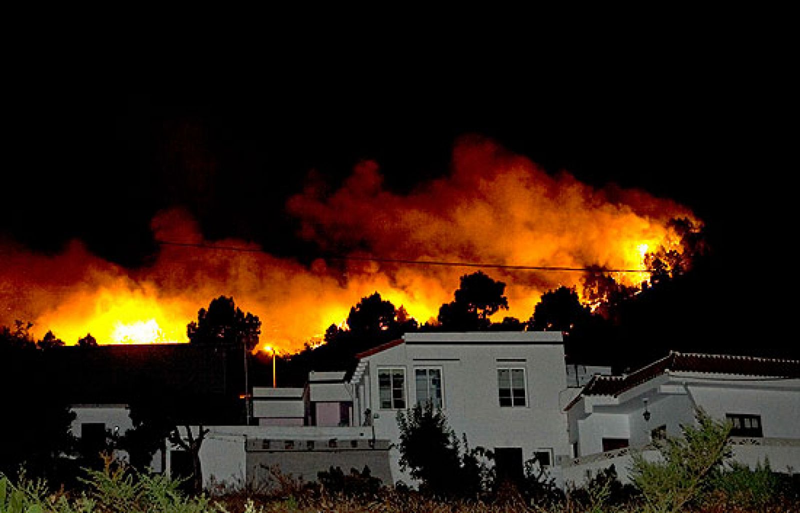 Sigue habiendo dificultad para controlar los focos del incendio en La Palma por la virulencia del viento.