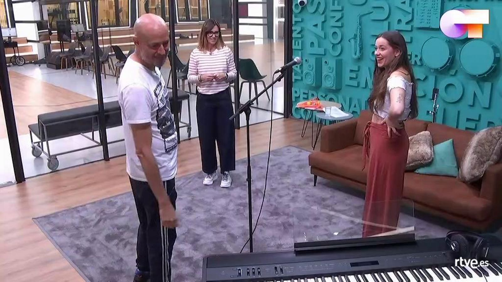 Guille Milkyway se encuentra con Eva para ensayar su canción de la Gala 12