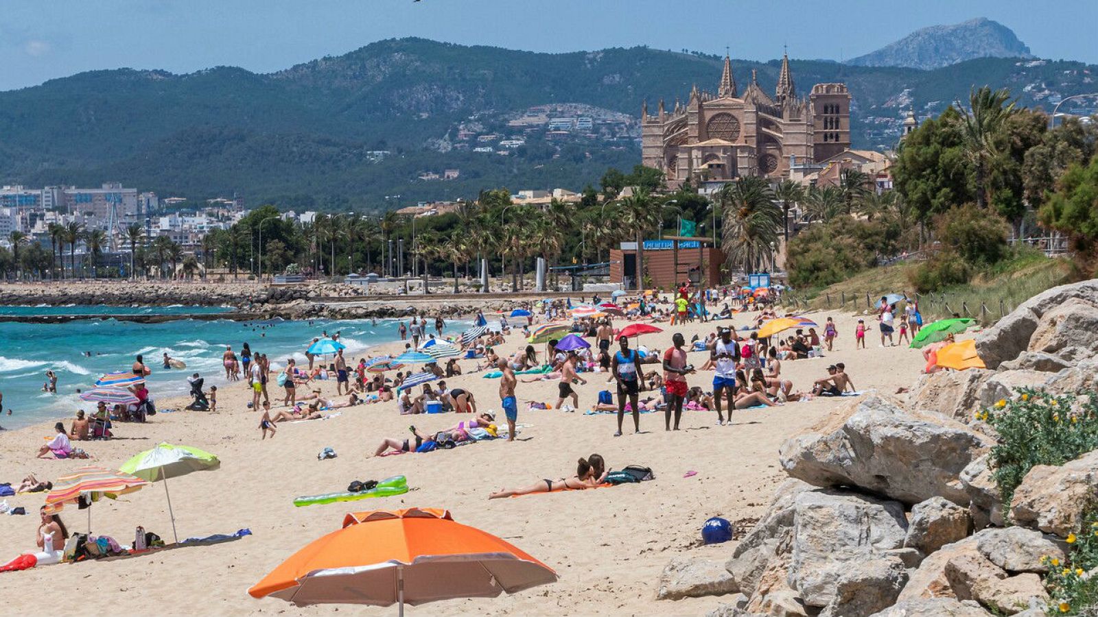 Los rebrotes por el incumplimiento de las normas obligan a aislar a cientos de personas - RTVE.es - Telediario 1 | Ver