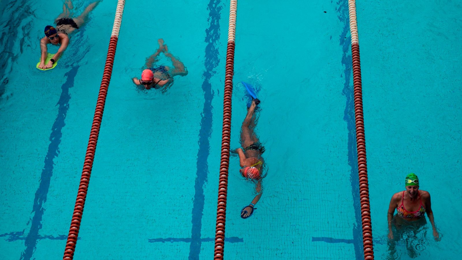 Las piscinas de toda España abren únicamente para uso individual o deportivo