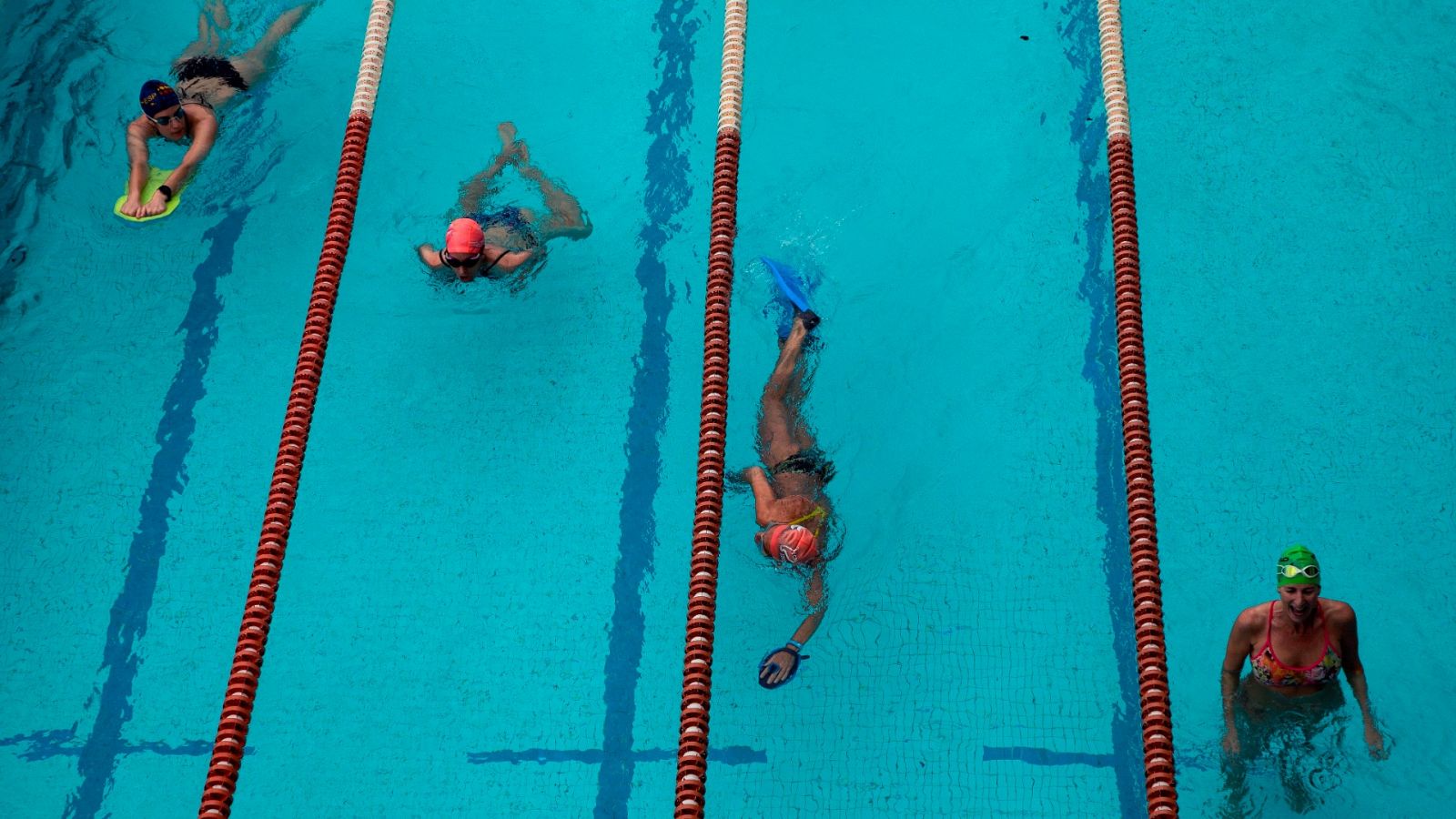 Las piscinas de toda España abren únicamente para uso individual o deportivo