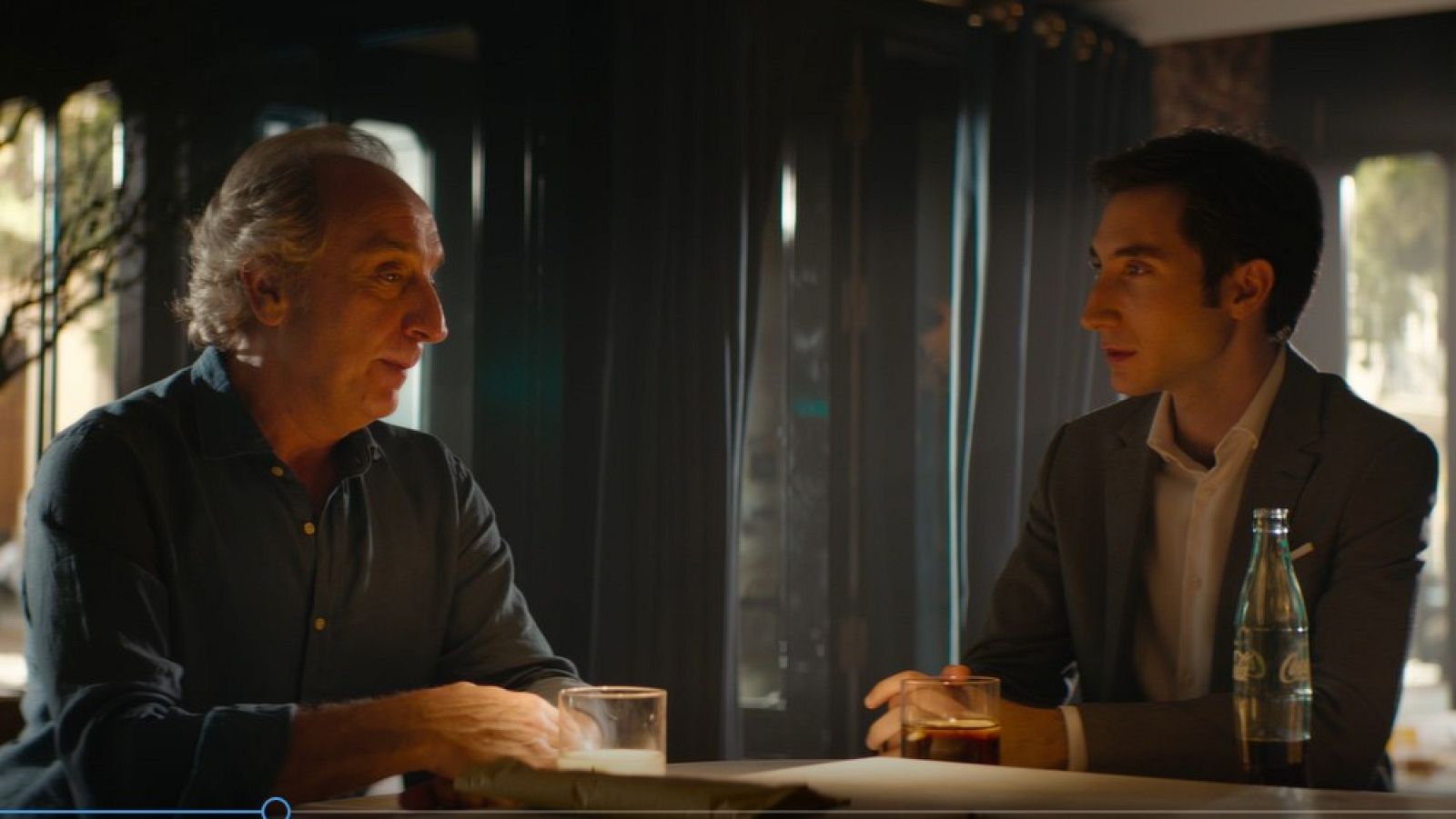 Así es 'La maldición del guapo': una comedia de estafadores 