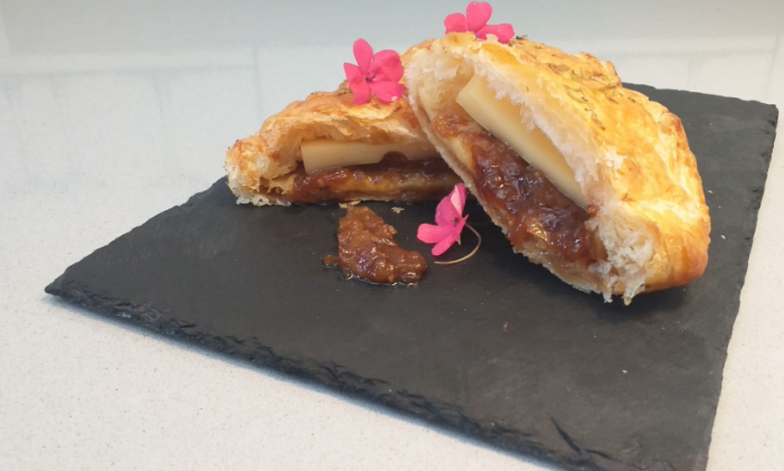 Receta de empanada de cebolla caramelizada y queso